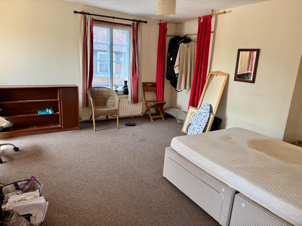 Lot: 79 - PERIOD CITY COMMERCIAL AND RESIDENTIAL FREEHOLD INVESTMENT - Flat 12b - bedroom 1